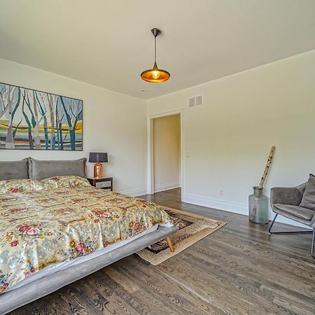 Modernized Five Bedroom Villa Ричмънд Хил Екстериор снимка